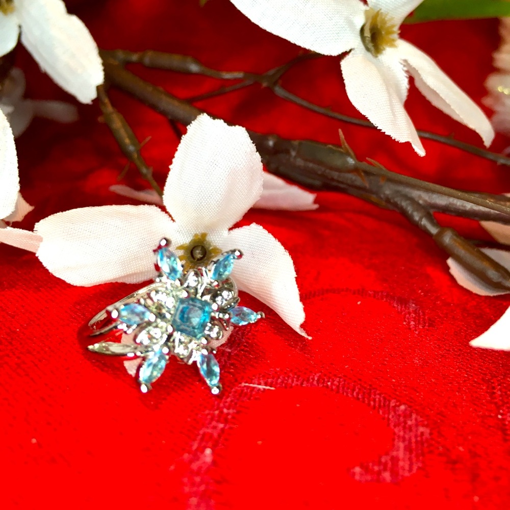 Blue Rhinestone Flower Ring Sz 6 NWOT